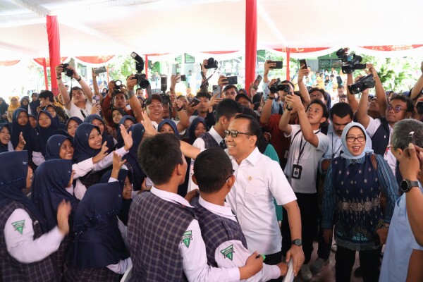 Menko PMK Pratikno Hadiri Pelaksanaan Cek Kesehatan Gratis Bagi Anak-anak Sekolah di Bojonegoro Menko PMK Pratikno Hadiri Pelaksanaan Cek Kesehatan Gratis Bagi Anak-anak Sekolah di Bojonegoro