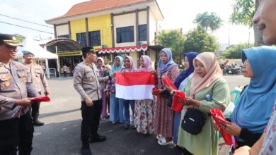 Meriahkan HUT Kemerdekaan RI Ke-80, Polres Bojonegoro Bagikan Bendera Merah Putih Kepada Pengguna Jalan dan Warga