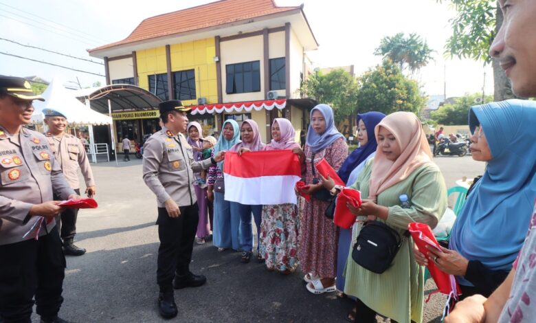 Meriahkan HUT Kemerdekaan RI Ke-80, Polres Bojonegoro Bagikan Bendera Merah Putih Kepada Pengguna Jalan dan Warga