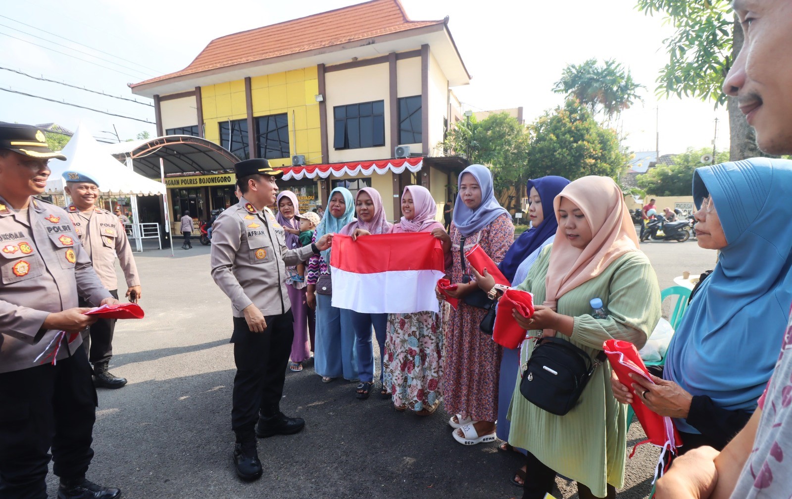 Meriahkan HUT Kemerdekaan RI Ke-80, Polres Bojonegoro Bagikan Bendera Merah Putih Kepada Pengguna Jalan dan Warga