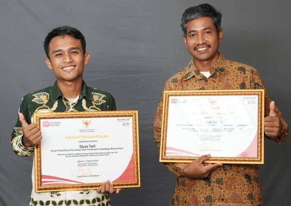 Petani Muda Bojonegoro Fathul Ilma Asal Desa Bendo, Kapas, Raih Penghargaan Berprestasi Kategori Teladan dari Menteri Pertanian RI Petani Muda Bojonegoro Fathul Ilma Asal Desa Bendo, Kapas, Raih Penghargaan Berprestasi Kategori Teladan dari Menteri Pertanian RI