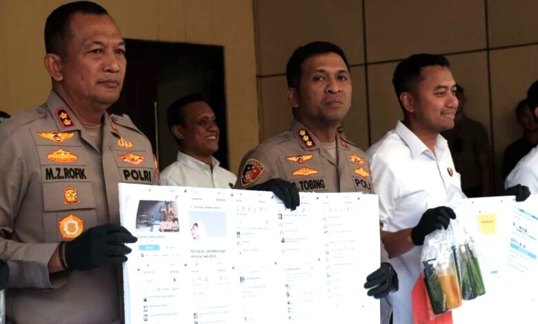 Polisi Tangkap 3 Pelaku Anggota Group Sesama Jenis di Sidoarjo Polisi Tangkap 3 Pelaku Anggota Group Sesama Jenis di Sidoarjo