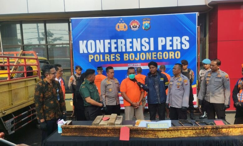 Polres Bojonegoro Ringkus 4 Pelaku Pencuri Besi Bekas Rel KA, 6 Pelaku DPO