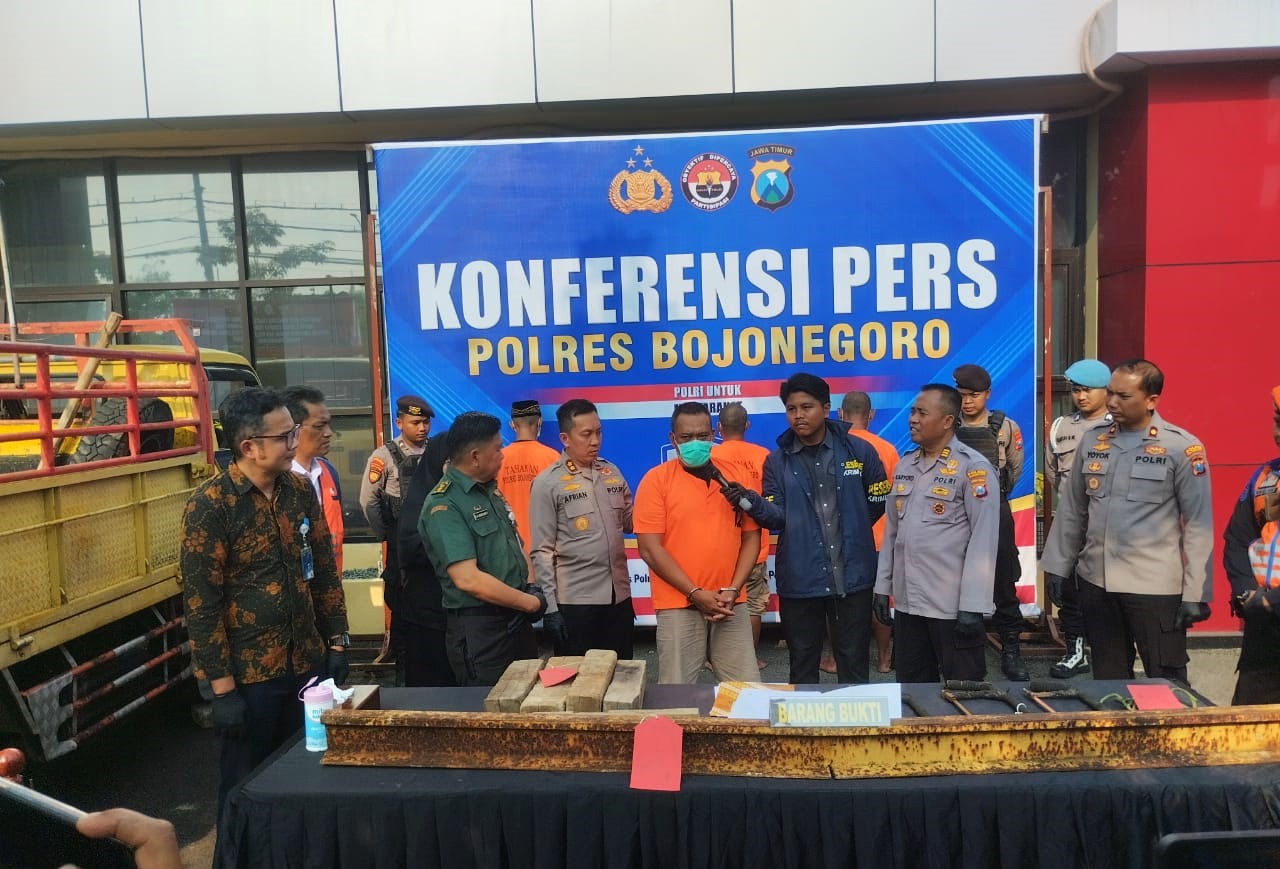Polres Bojonegoro Ringkus 4 Pelaku Pencuri Besi Bekas Rel KA, 6 Pelaku DPO