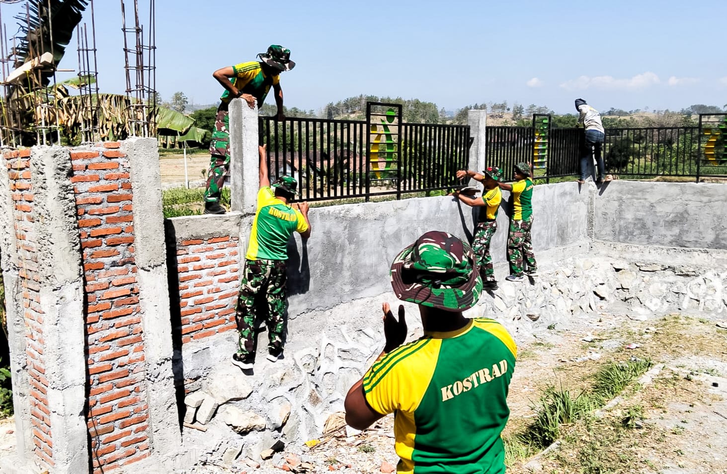 Satgas TMMD 125 Bojonegoro Membangun Pagar SDN Soko IV, Temayang