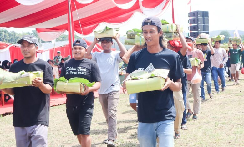 Warga Desa Soko, Temayang, Sediakan 30 Nasi Tumpeng Sebagai Ungkapan Syukur dan Terima Kasih Ke Satgas TMMD 125 Bojonegoro Warga Desa Soko, Temayang, Sediakan 30 Nasi Tumpeng Sebagai Ungkapan Syukur dan Terima Kasih Ke Satgas TMMD 125 Bojonegoro