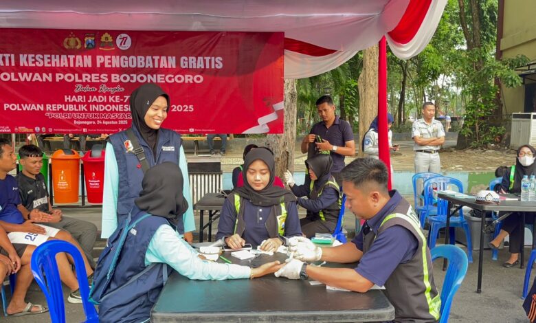 Warga Serbu Layanan Gratis Bakti Kesehatan Yang Digelar Polwan Polres Bojonegor, di CFD Alun-alun Kota Bojonegoro Warga Serbu Layanan Gratis Bakti Kesehatan Yang Digelar Polwan Polres Bojonegor, di CFD Alun-alun Kota Bojonegoro