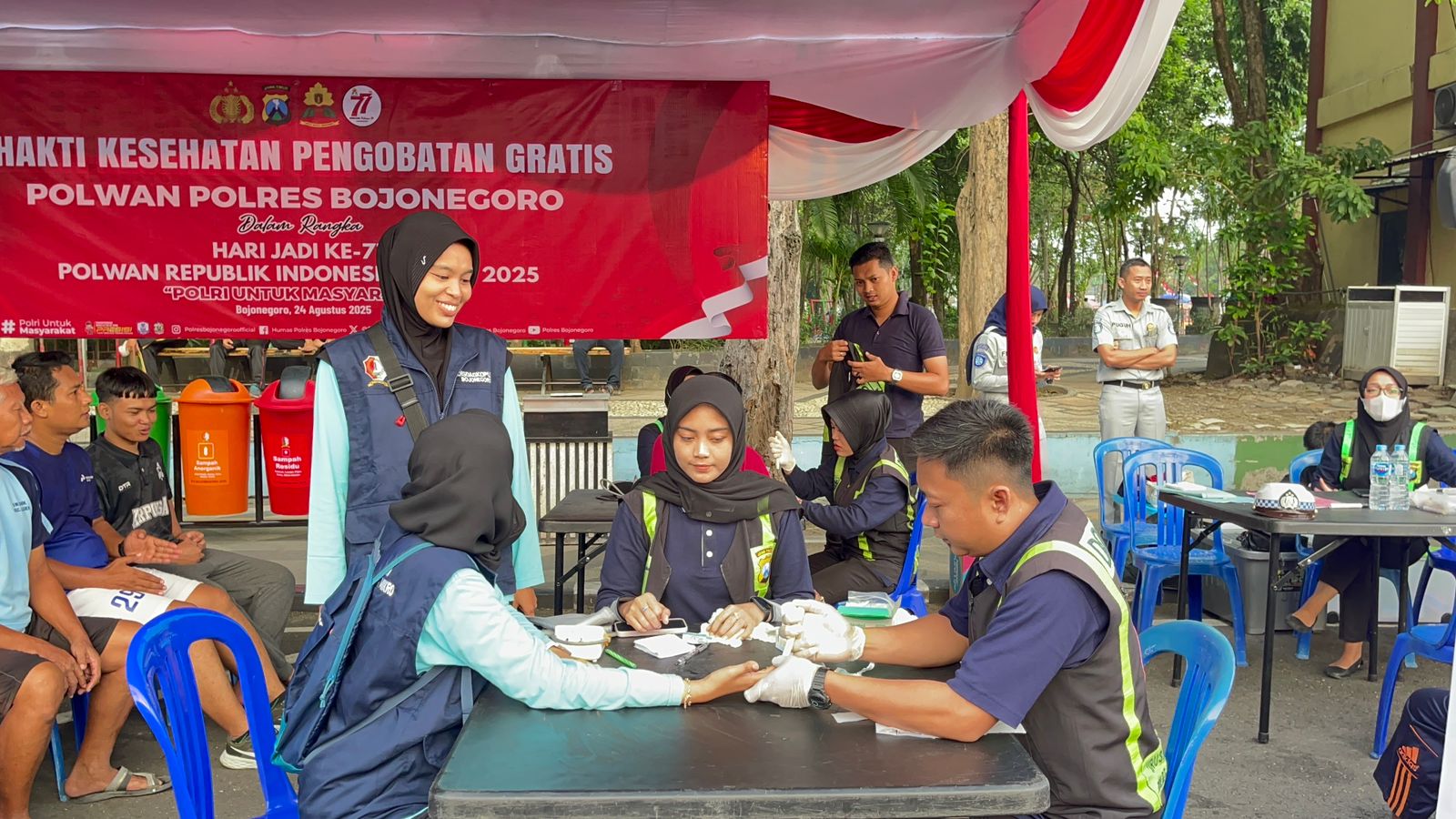 Warga Serbu Layanan Gratis Bakti Kesehatan Yang Digelar Polwan Polres Bojonegor, di CFD Alun-alun Kota Bojonegoro