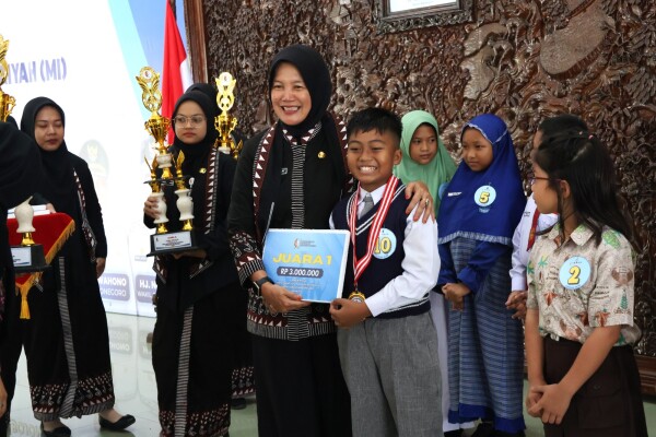 10 Anak Semangat Ikuti Final Lomba Bertutur Cerita Rakyat Dengan Dialek Bojonegaran 10 Anak Semangat Ikuti Final Lomba Bertutur Cerita Rakyat Dengan Dialek Bojonegaran