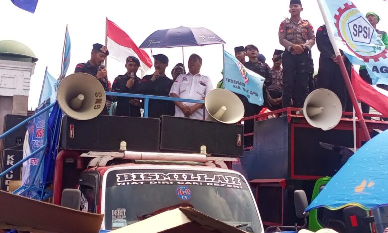 Ada Sholawat Dan Doa Bersama Saat Demo Buruh, di Gedung DPR/MPR RI Jakarta Ada Sholawat Dan Doa Bersama Saat Demo Buruh, di Gedung DPR/MPR RI Jakarta