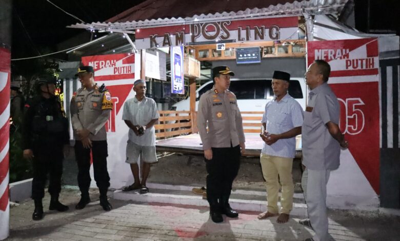 Aparat Gabungan TNI-Polri di Bojonegoro, Gelar Patroli Skala Besar dan Sambangi Pos Kamling Aparat Gabungan TNI-Polri di Bojonegoro, Gelar Patroli Skala Besar dan Sambangi Pos Kamling
