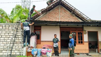 Babinsa Koramil 0813-01/Bojonegoro Laksanakan Karya Bakti Perbaiki Atap Rumah Warga