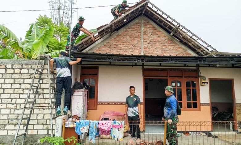 Babinsa Koramil 0813-01/Bojonegoro Laksanakan Karya Bakti Perbaiki Atap Rumah Warga Babinsa Koramil 0813-01/Bojonegoro Laksanakan Karya Bakti Perbaiki Atap Rumah Warga