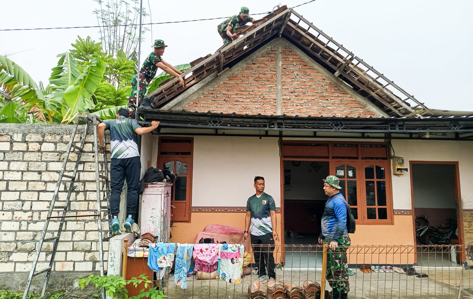 Babinsa Koramil 0813-01/Bojonegoro Laksanakan Karya Bakti Perbaiki Atap Rumah Warga