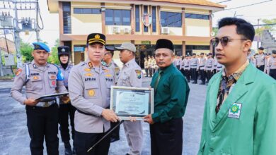 Kapolres Bojonegoro Berikan Penghargaan Kepada Ponpes Al Rosyid dan UNUGIRI Yang Berhasil Raih Prestasi di Polda Jatim