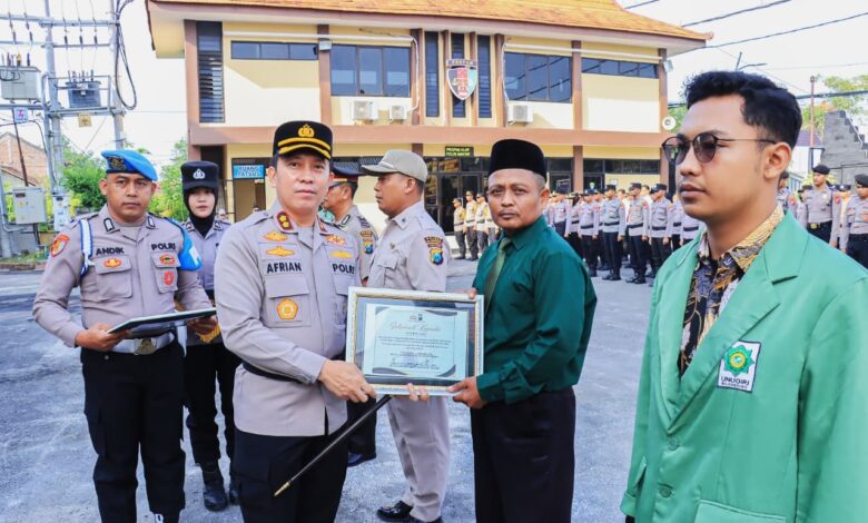Kapolres Bojonegoro Berikan Penghargaan Kepada Ponpes Al Rosyid dan UNUGIRI Yang Berhasil Raih Prestasi di Polda Jatim Kapolres Bojonegoro Berikan Penghargaan Kepada Ponpes Al Rosyid dan UNUGIRI Yang Berhasil Raih Prestasi di Polda Jatim
