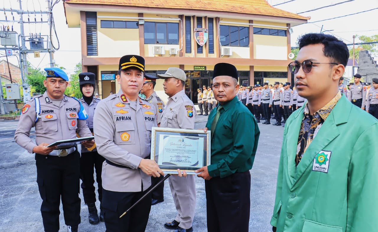 Kapolres Bojonegoro Berikan Penghargaan Kepada Ponpes Al Rosyid dan UNUGIRI Yang Berhasil Raih Prestasi di Polda Jatim