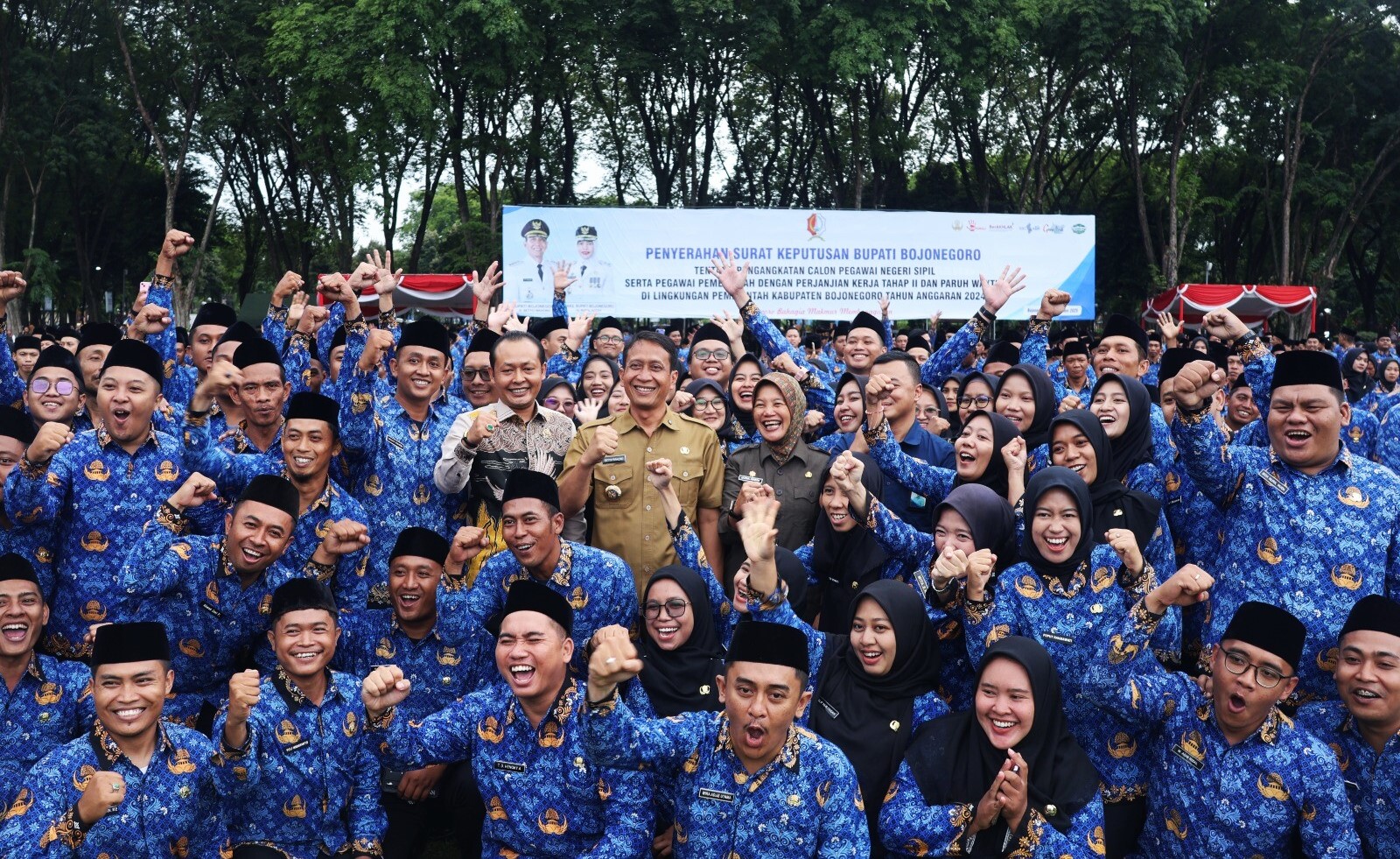 Bupati Bojonegoro Secara Resmi Serahkan SK Kepada 1.430 CPNS dan PPPK