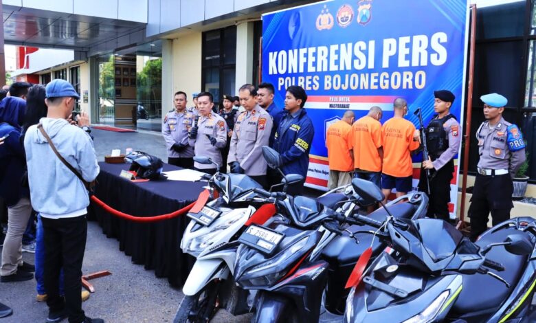 Polres Bojonegoro Ungkap Sindikat Curanmor, Lima Tersangka dan Barang Bukti Berhasil Diamankan Polres Bojonegoro Ungkap Sindikat Curanmor, Lima Tersangka dan Barang Bukti Berhasil Diamankan
