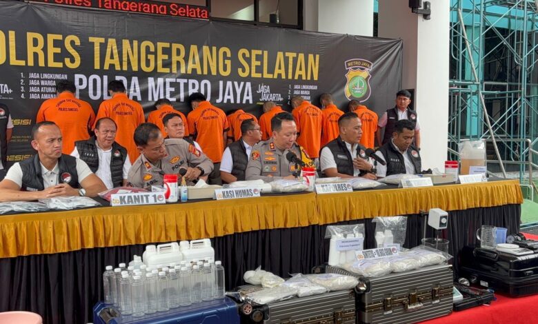 Polres Tangerang Selatan Bongkar Pabrik Pembuatan Narkotika Jenis Tembakau Sintesis Polres Tangerang Selatan Bongkar Pabrik Pembuatan Narkotika Jenis Tembakau Sintesis