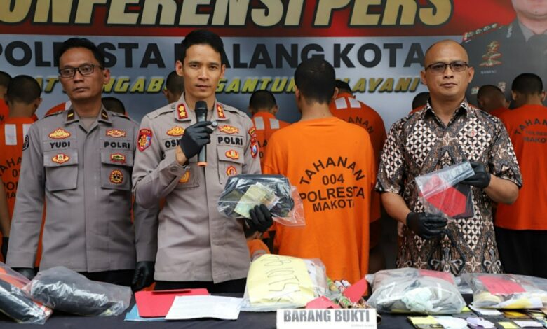 Polresta Malang Tetapkan 17 orang Tersangka Perusakan dan Pembakaran Pos Polisi Saat Unjuk Rasa Rusuh Polresta Malang Tetapkan 17 orang Tersangka Perusakan dan Pembakaran Pos Polisi Saat Unjuk Rasa Rusuh