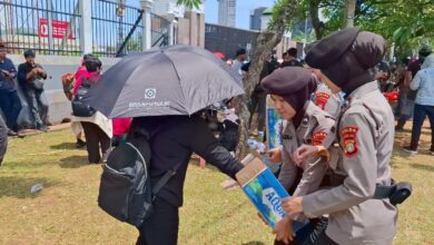 Polwan Polda Metro Bagikan Air Mineral Ke Massa Aksi di Depan Gedung DPR/MPR