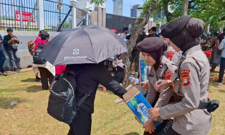 Polwan Polda Metro Bagikan Air Mineral Ke Massa Aksi di Depan Gedung DPR/MPR Polwan Polda Metro Bagikan Air Mineral Ke Massa Aksi di Depan Gedung DPR/MPR