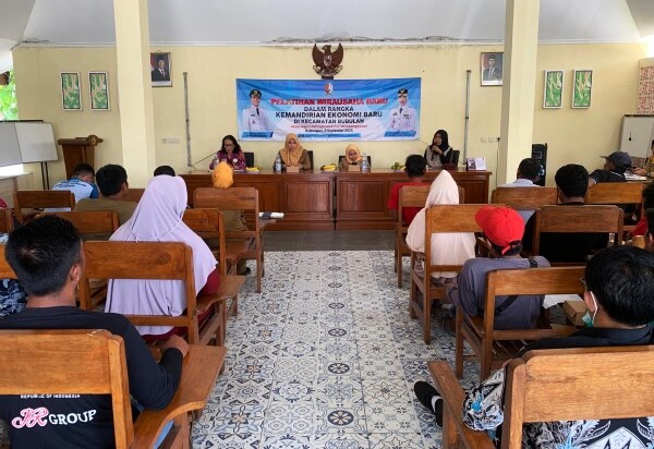 Program Gayatri Buka Peluang Ekonomi Pasca Panen Telur, Puluhan Warga Kecamatan Bubulan Ikuti Pelatihan Wirausaha Program Gayatri Buka Peluang Ekonomi Pasca Panen Telur, Puluhan Warga Kecamatan Bubulan Ikuti Pelatihan Wirausaha