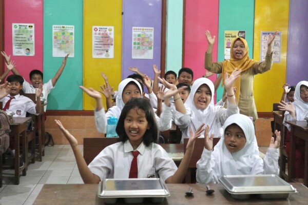 Senyum Para Siswa SDN Kadipaten 1 Bojonegoro Saat Menikmati Menu MBG Senyum Para Siswa SDN Kadipaten 1 Bojonegoro Saat Menikmati Menu MBG