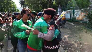 Tak Mau Terprovokasi, Komunitas Ojol Bagikan Ribuan Mawar Ke Anggota Polri dan TNI di Seputaran Monas