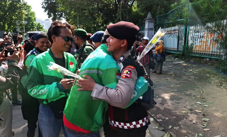 Tak Mau Terprovokasi, Komunitas Ojol Bagikan Ribuan Mawar Ke Anggota Polri dan TNI di Seputaran Monas Tak Mau Terprovokasi, Komunitas Ojol Bagikan Ribuan Mawar Ke Anggota Polri dan TNI di Seputaran Monas