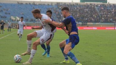 Gol Penalti Eber Bessa Bawa Persita Unggul Tipis 1-0 Atas PSM Makassar di Babak Pertama yang Sengit