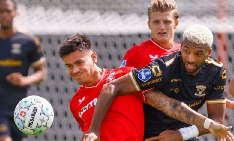 Konflik Kontrak Berujung Pengucilan: Mees Hilgers Dipinggirkan FC Twente, Asosiasi Pemain Belanda Mengecam Tindakan "Perundungan" Konflik Kontrak Berujung Pengucilan: Mees Hilgers Dipinggirkan FC Twente, Asosiasi Pemain Belanda Mengecam Tindakan "Perundungan"