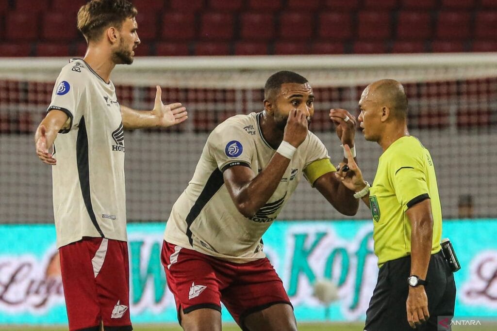 Yuran Fernandes Kembali Dihukum: Larangan Bermain Empat Pertandingan Akibat Menolak Bersalaman dengan Wasit
