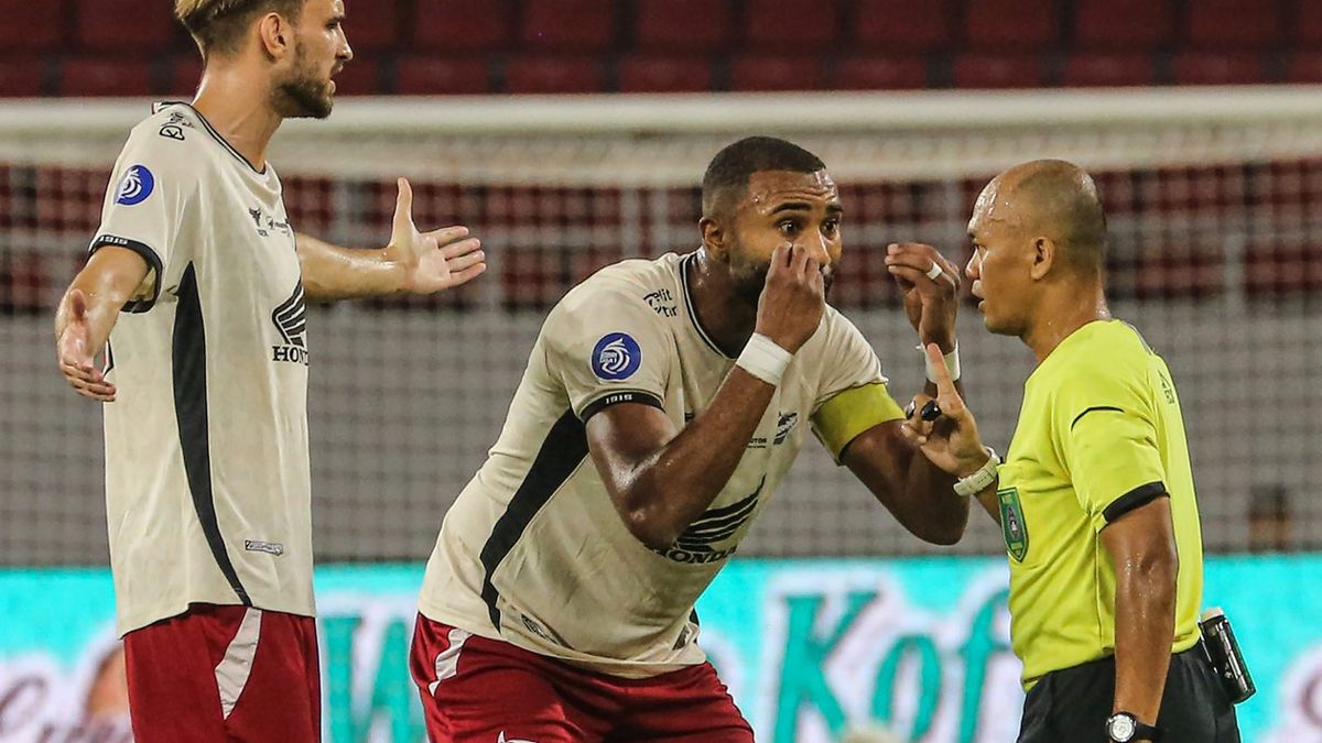 Yuran Fernandes Kembali Jadi Sorotan: Aksi Tolak Salaman dengan Wasit Warnai Laga Kontra Persija