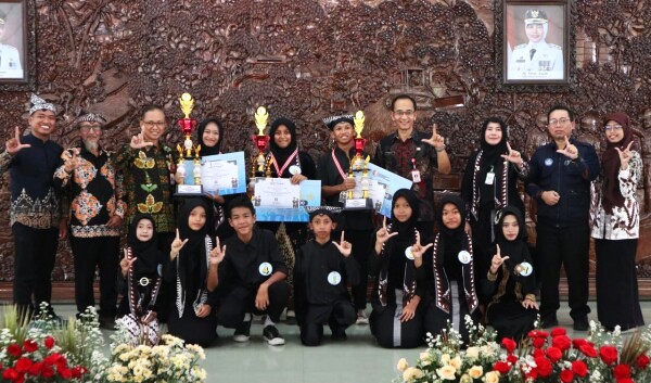 10 Finalis Tampil Penuh Percaya Diri, Di Lomba Bertutur Kearifan Lokal Dialek Bojonegoran 10 Finalis Tampil Penuh Percaya Diri, Di Lomba Bertutur Kearifan Lokal Dialek Bojonegoran
