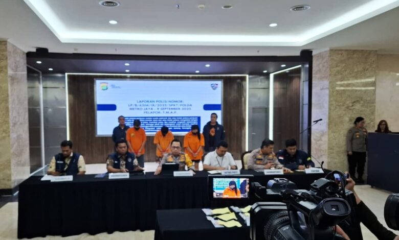 3 Tersangka Penipuan Trading Saham Berhasil Dibekuk Polda Metro Jaya 3 Tersangka Penipuan Trading Saham Berhasil Dibekuk Polda Metro Jaya