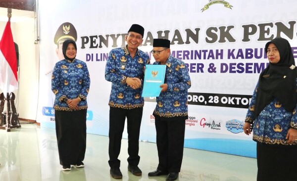 62 PNS Terima SK Purna Tugas, Bupati Wahono Ajak Mereka Terus Berkontribusi Untuk Daerah Walau Sudah Purna Tugas 62 PNS Terima SK Purna Tugas, Bupati Wahono Ajak Mereka Terus Berkontribusi Untuk Daerah Walau Sudah Purna Tugas