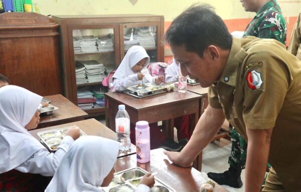 Bupati Bojonegoro Setyo Wahono Lakukan Sidak Cek Menu MBG di SDN Kadipaten 3, Bojonegoro Kota Bupati Bojonegoro Setyo Wahono Lakukan Sidak Cek Menu MBG di SDN Kadipaten 3, Bojonegoro Kota