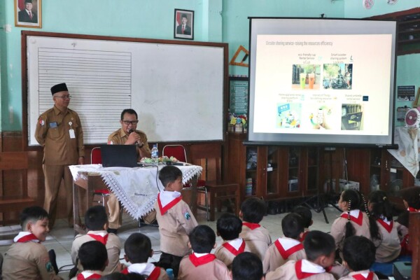DLH Bojonegoro Sosialisasikan Tentang Pengolahan Sampah di SDN Kadipaten 1 Guna Wujudkan Sekolah Adiwiyata DLH Bojonegoro Sosialisasikan Tentang Pengolahan Sampah di SDN Kadipaten 1 Guna Wujudkan Sekolah Adiwiyata