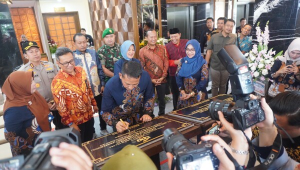 Dorong Pertumbuhan Ekonomi, Bupati Wahono Resmikan Gedung Baru PT BPR Bank Daerah Bojonegoro Dorong Pertumbuhan Ekonomi, Bupati Wahono Resmikan Gedung Baru PT BPR Bank Daerah Bojonegoro