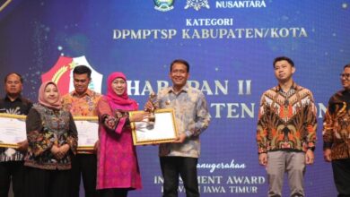 Gubernur Jawa Timur Serahkan Penghargaan Kepada Bupati Bojonegoro Setyo Wahono, Di Ajang Investment Award 2025