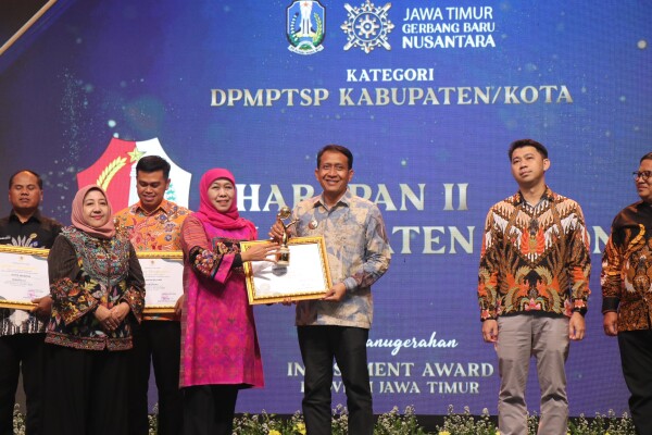 Gubernur Jawa Timur Serahkan Penghargaan Kepada Bupati Bojonegoro Setyo Wahono, Di Ajang Investment Award 2025 Gubernur Jawa Timur Serahkan Penghargaan Kepada Bupati Bojonegoro Setyo Wahono, Di Ajang Investment Award 2025