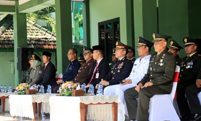 Hadiri HUT Ke-80 TNI, Kapolres Bojonegoro Sampaikan, TNI Menjadi Mitra Strategis Bagi Polri Dalam Menjaga Kamtibmas Di Wilayahnya Hadiri HUT Ke-80 TNI, Kapolres Bojonegoro Sampaikan, TNI Menjadi Mitra Strategis Bagi Polri Dalam Menjaga Kamtibmas Di Wilayahnya
