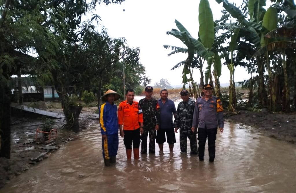 Jalan Desa Sepanjang 1 Kilometer, Di Gondang Terendam Banjir Bandang
