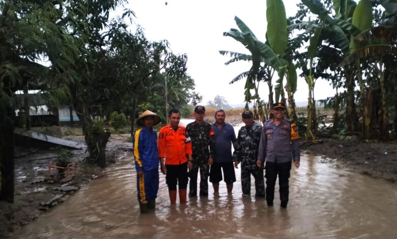 Jalan Desa Sepanjang 1 Kilometer, Di Gondang Terendam Banjir Bandang Jalan Desa Sepanjang 1 Kilometer, Di Gondang Terendam Banjir Bandang