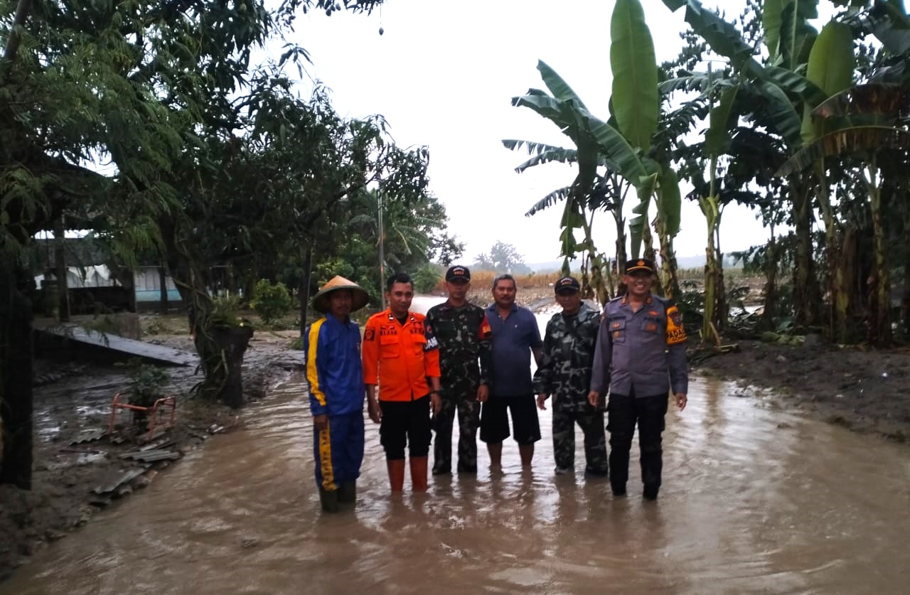 Jalan Desa Sepanjang 1 Kilometer, Di Gondang Terendam Banjir Bandang
