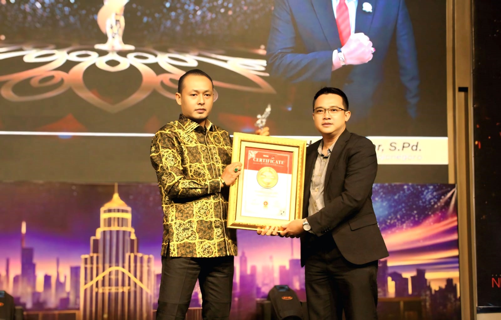 Kebanggaan Bagi Bojonegoro, Abdulloh Umar Ketua DPRD Bojonegoro, Resmi Dinobatkan Sebagai Pemimpin Inovatif Asia Global Award 2025