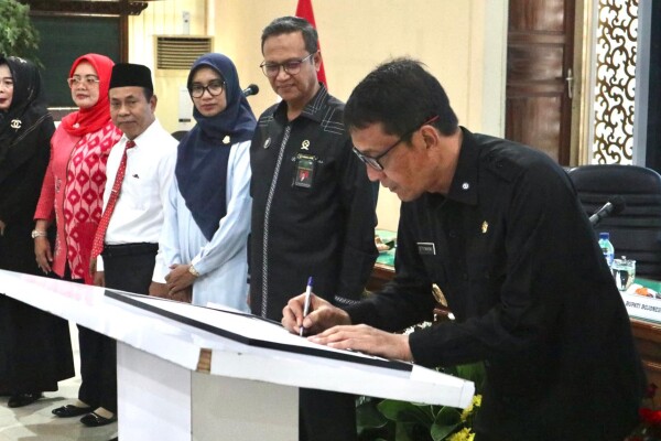 Pemkab Bojonegoro Bersama Para Stakeholder Tanda Tangani Komitmen Bersama Cegah Kekerasan dan Perkawinan Usia Anak Pemkab Bojonegoro Bersama Para Stakeholder Tanda Tangani Komitmen Bersama Cegah Kekerasan dan Perkawinan Usia Anak
