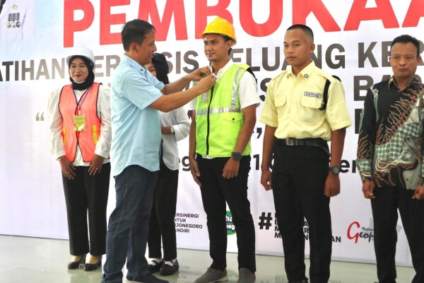 Pemkab Bojonegoro Gelar Pelatihan Berbasis Peluang Kerja (Pelat Baja) dan Wirausaha Baru Tahap II Tahun 2025 Pemkab Bojonegoro Gelar Pelatihan Berbasis Peluang Kerja (Pelat Baja) dan Wirausaha Baru Tahap II Tahun 2025
